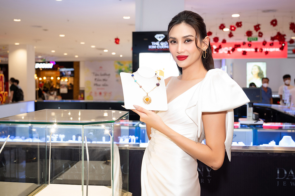 Dàn Sao Việt Trong Ngày Danny Jewelry Tưng Bừng Khai Trương Gian Hàng Tại Gigamall Thủ Đức 