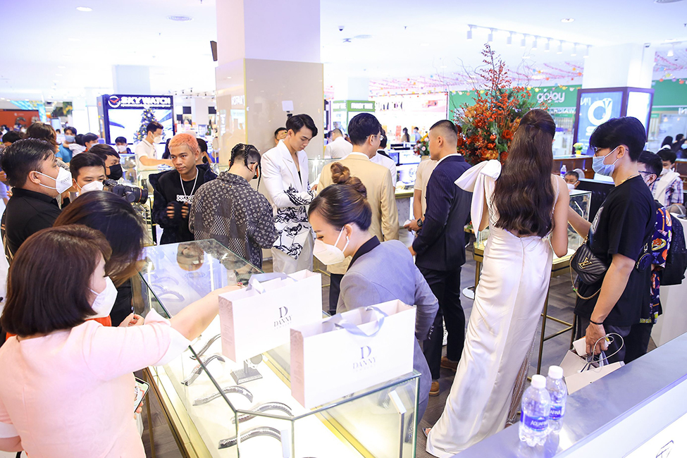 Dàn Sao Việt Trong Ngày Danny Jewelry Tưng Bừng Khai Trương Gian Hàng Tại Gigamall Thủ Đức 