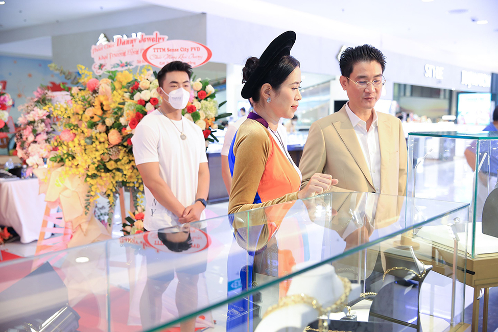 Dàn Sao Việt Trong Ngày Danny Jewelry Tưng Bừng Khai Trương Gian Hàng Tại Gigamall Thủ Đức 