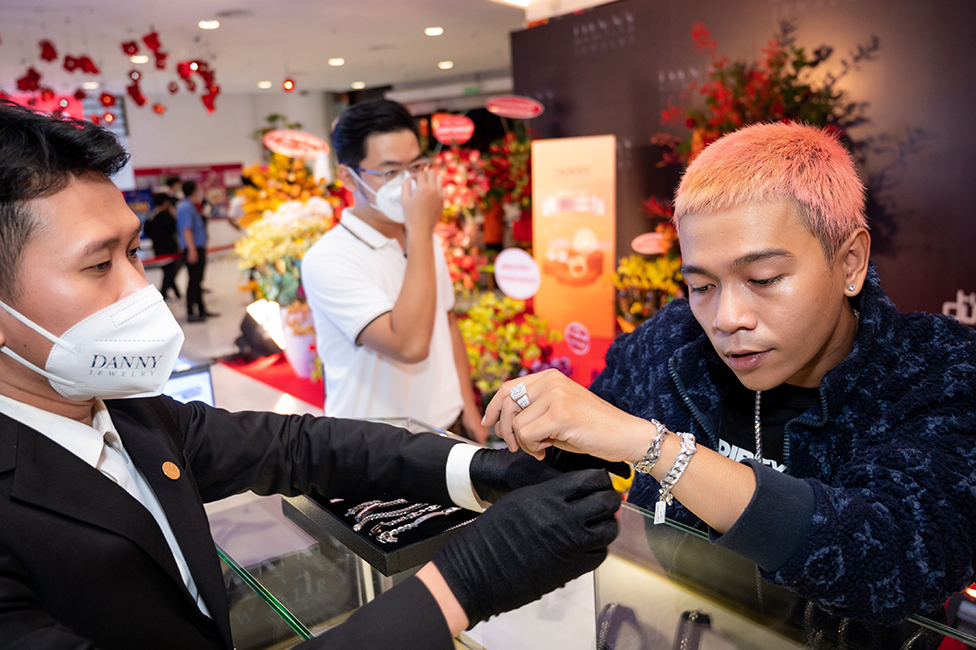 Dàn Sao Việt Trong Ngày Danny Jewelry Tưng Bừng Khai Trương Gian Hàng Tại Gigamall Thủ Đức 